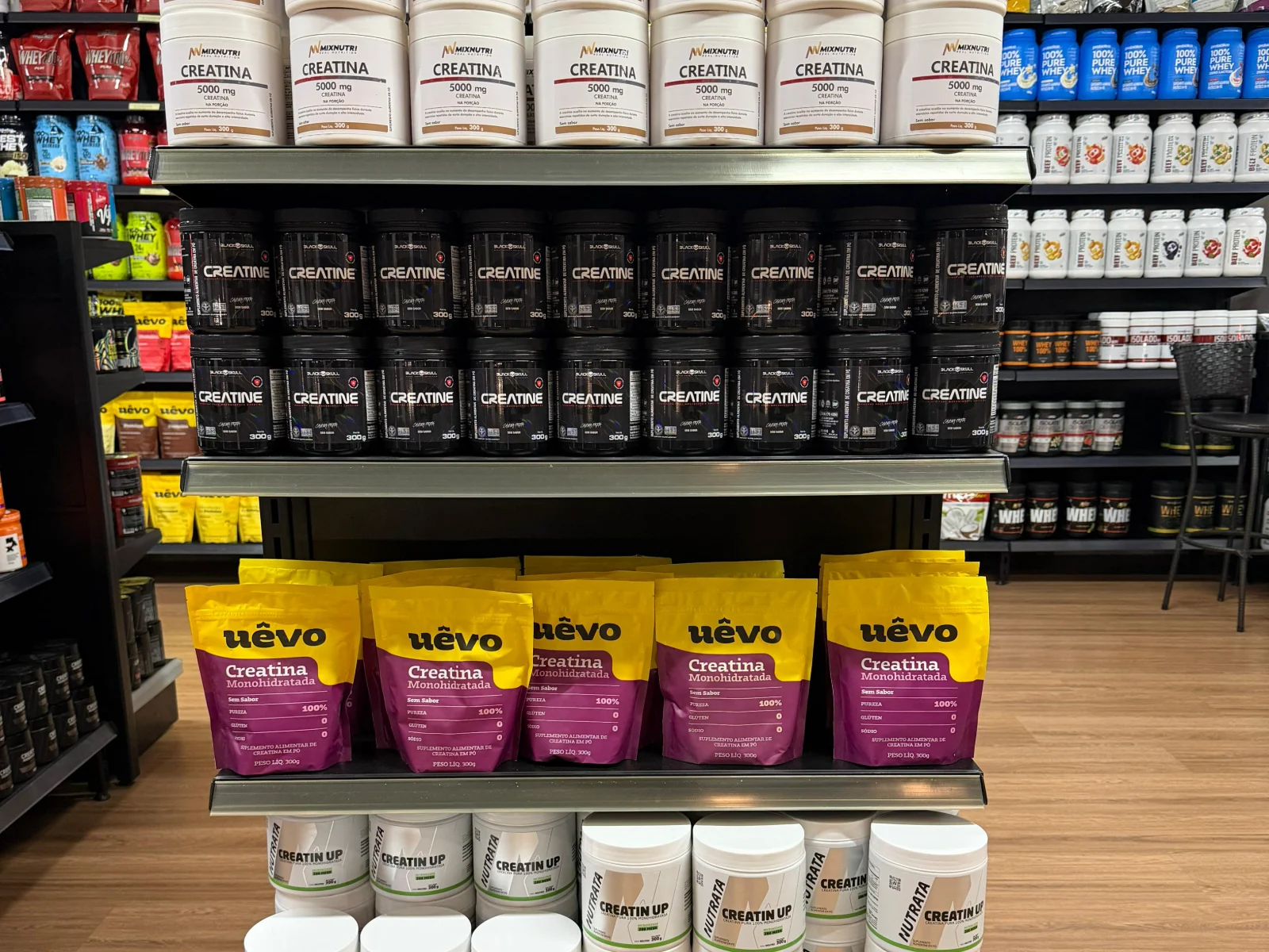 Potes de creatina monohidratada de várias marcas na prateleira da Prime Performance Suplementos em Campo Grande MS