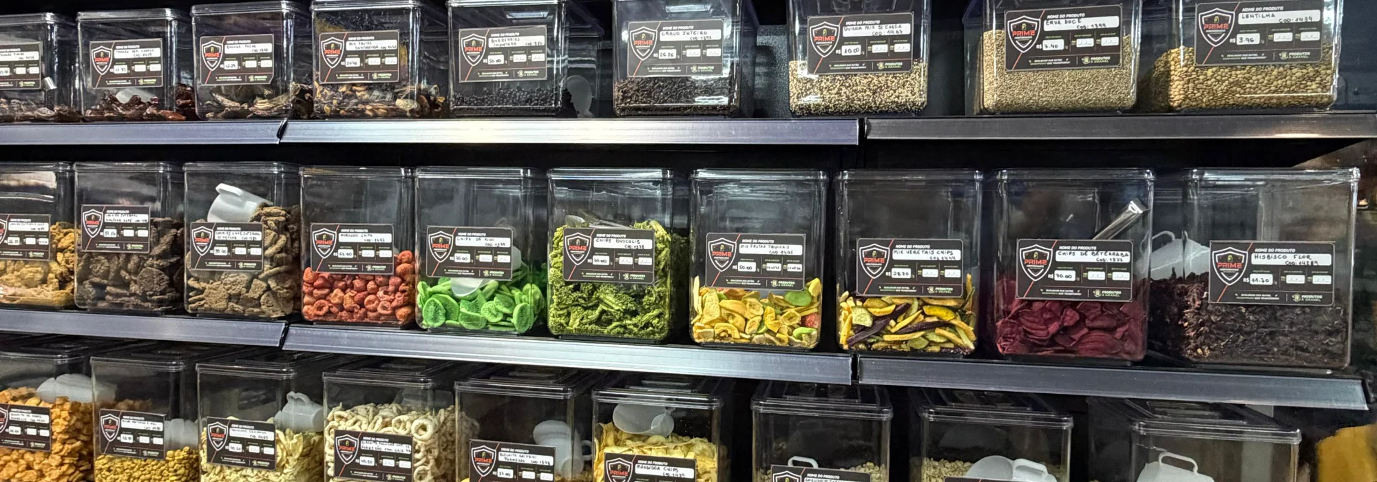 Setor de produtos a granel da Prime Performance em Campo Grande MS, com dispensers de castanhas, sementes, grãos, cereais e granolas