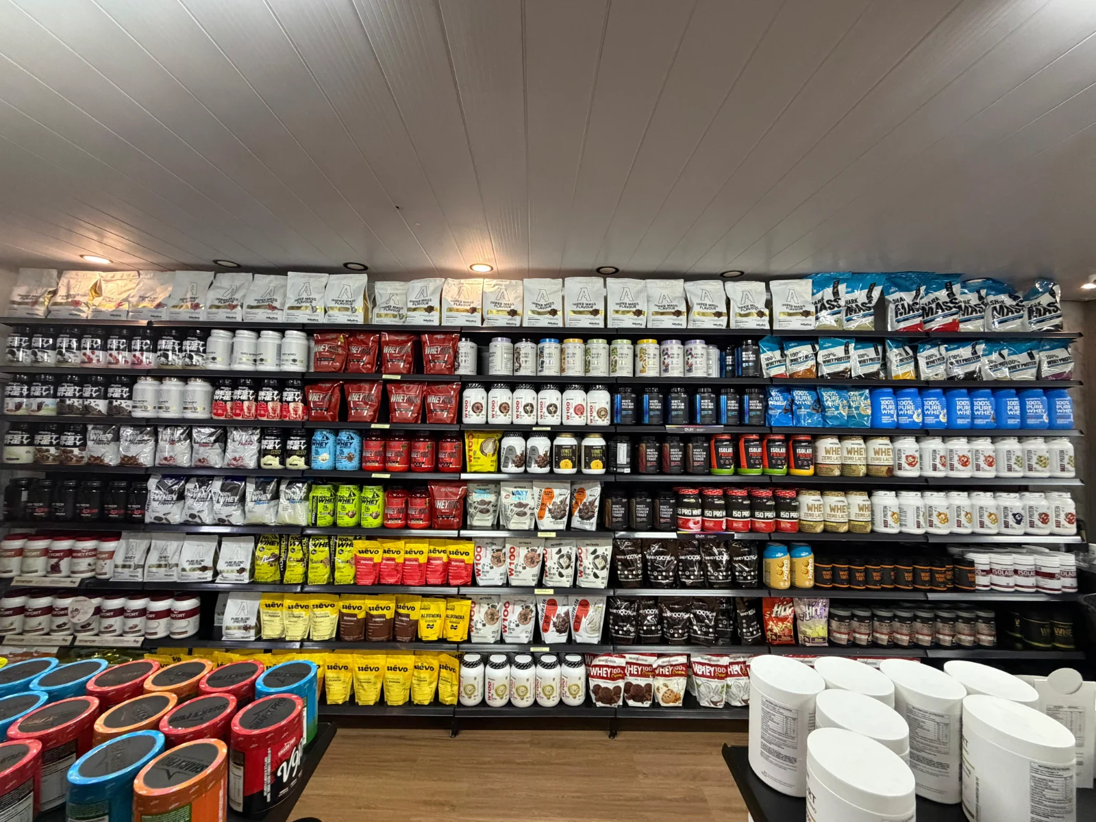Prateleira de whey protein na loja Prime Performance Suplementos em Campo Grande MS